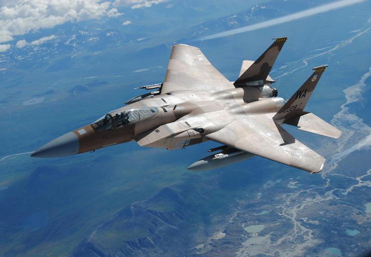 Максимальная скорость самолета F-15 может достигать 3065 км/час